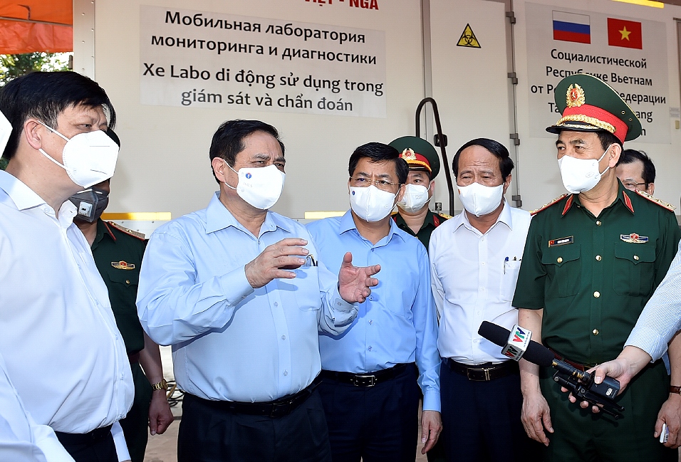 Thủ tướng Phạm Minh Chính thị sát Bệnh viện dã chiến số 2 tại Trung đoàn 831 thuộc Bộ Chỉ huy Quân sự tỉnh Bắc Giang - Ảnh: VGP/Nhật Bắc.