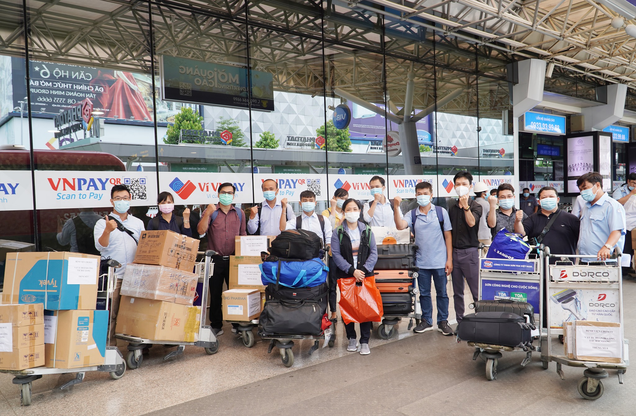 C&aacute;c y b&aacute;c sỹ trong đo&agrave;n mang theo rất nhiều vật tư y tế để hỗ trợ tỉnh Bắc Giang trong việc điều trị v&agrave; ph&ograve;ng chống dịch.