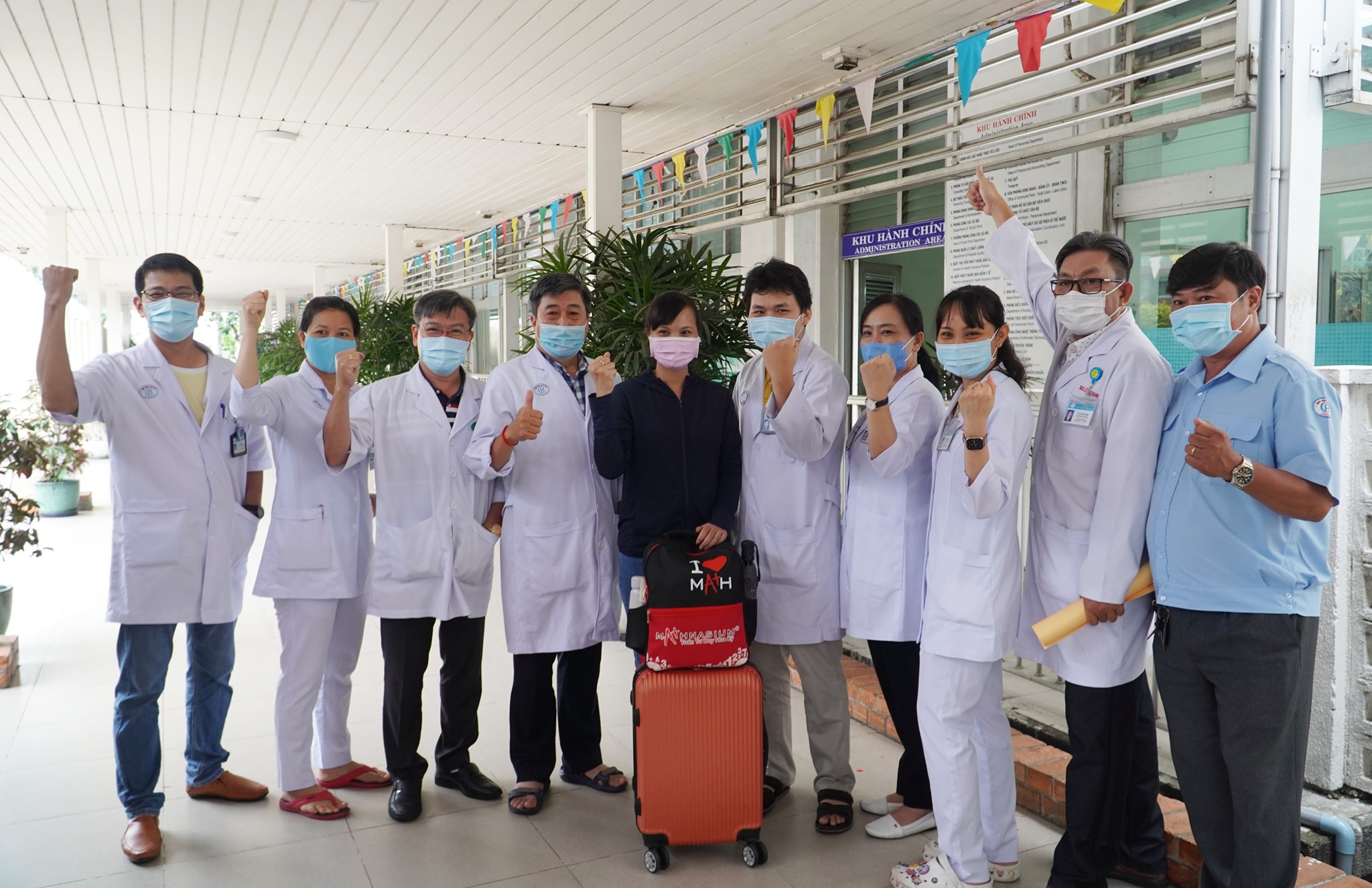 13 thành viên của đội phản ứng nhanh cùng các y bác sỹ tại Bệnh viện Chợ Rẫy tỏ rõ quyết tâm chiến thắng dịch bệnh.