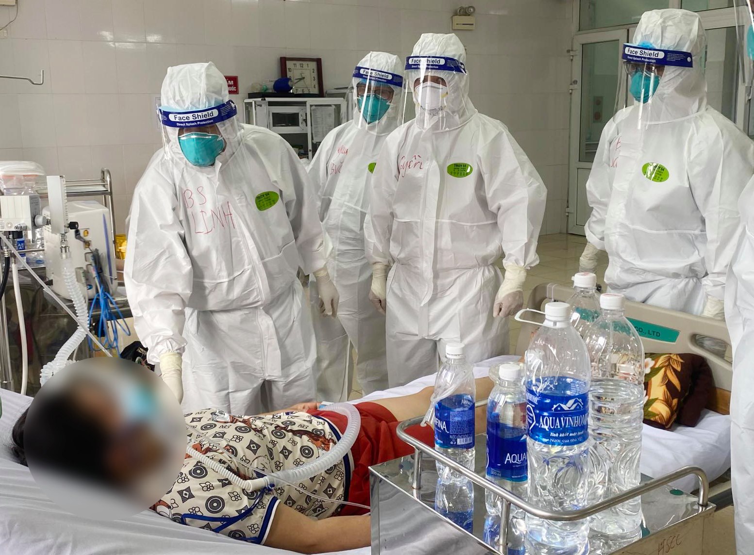 Ngay khi đặt chân tới Bắc Giang, các y bác sỹ đã bắt tay vào việc điều trị cho các bệnh nhân mắc Covid-19 tại Bệnh viện Phổi Bắc Giang theo phương châm 4 tại chỗ.
