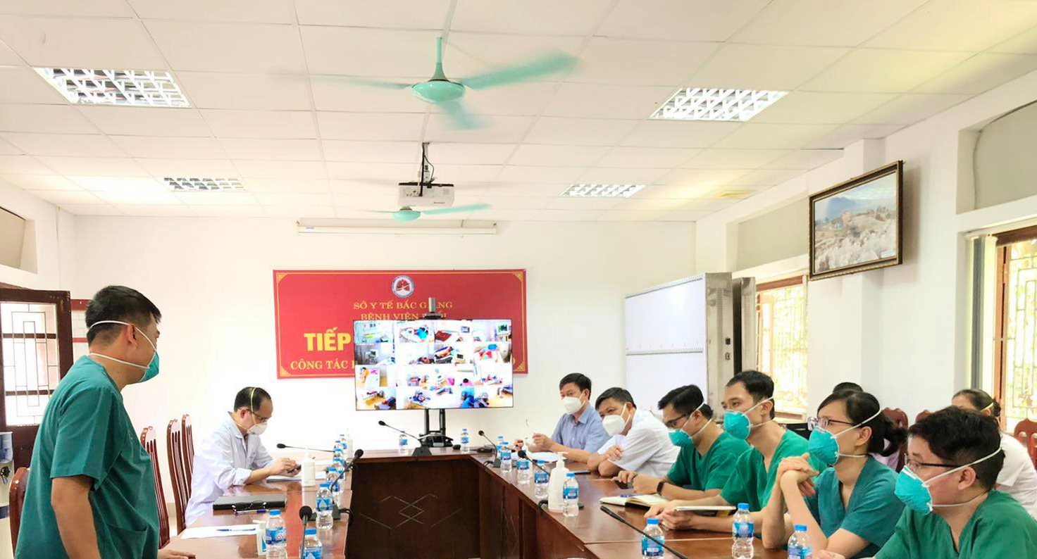 Các thành viên Đội phản ứng nhanh Bệnh viện Chợ Rẫy đã túc trực ngày đêm để luôn đảm bảo an toàn cho bệnh nhân, đồng thời tập huấn cho các đồng nghiệp, thực hiện phương châm 4 tại chỗ.