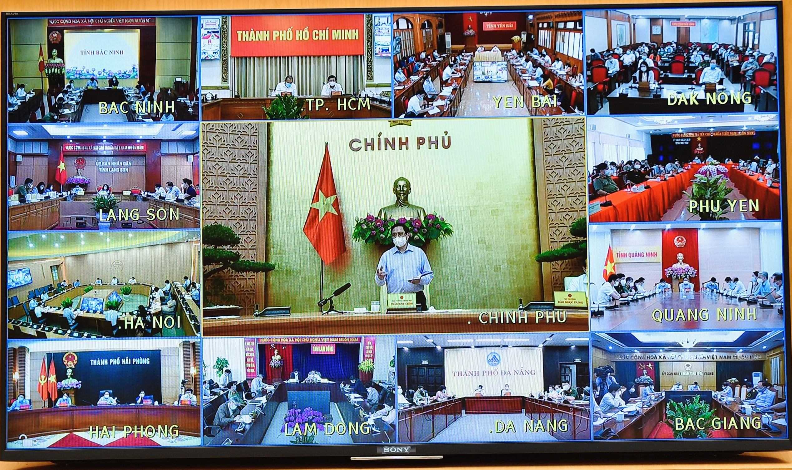 Phiên họp được tổ chức trực tuyến tới UBND tất cả các tỉnh, thành phố trực thuộc Trung ương và các quận, huyện, thị xã có khu công nghiệp, khu chế xuất, khu kinh tế. Ảnh VGP/ Nhật Bắc.