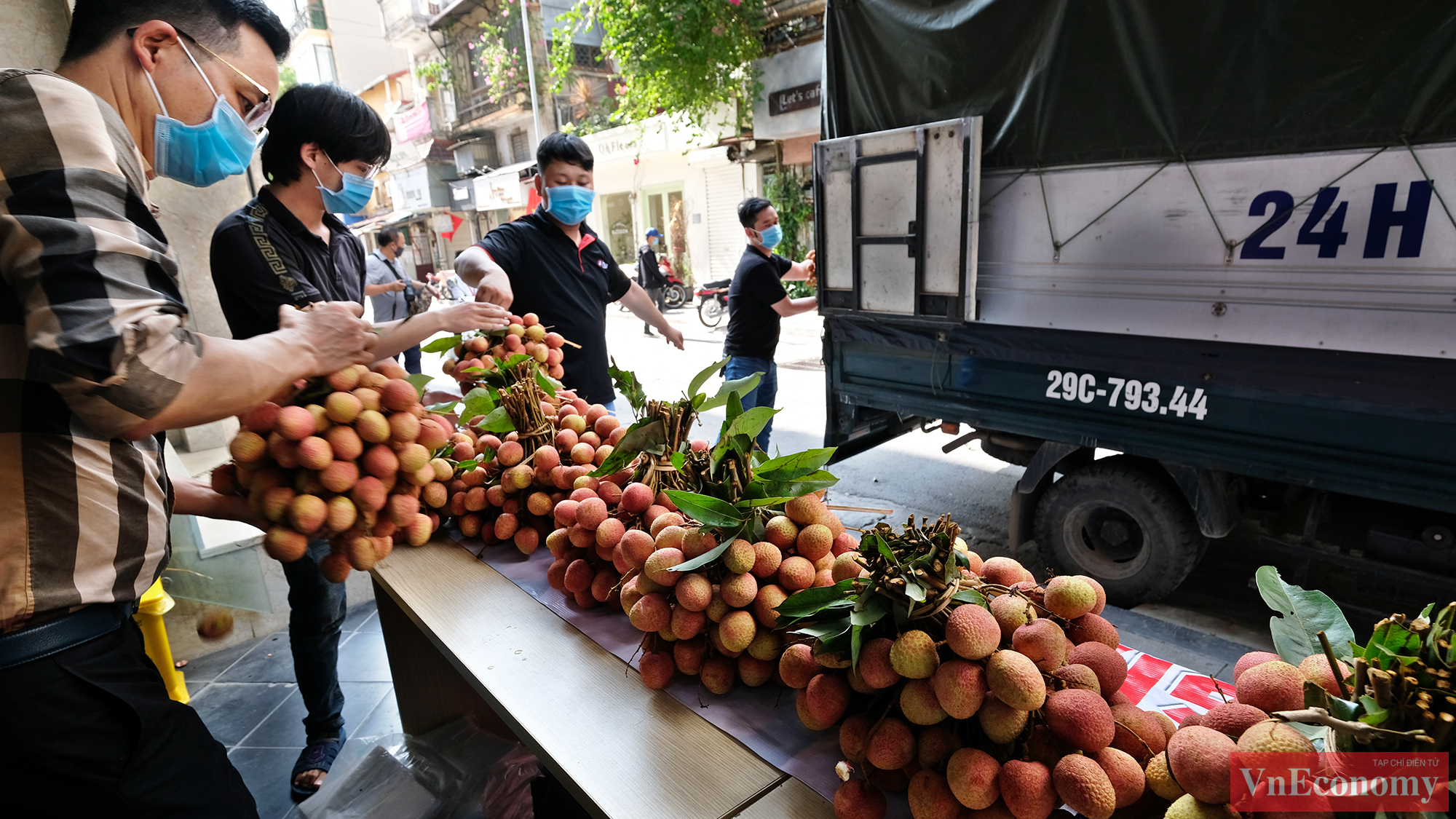 Khoảng 3h chiều h&ocirc;m nay, những ch&ugrave;m vải tươi r&oacute;i đ&atilde; 