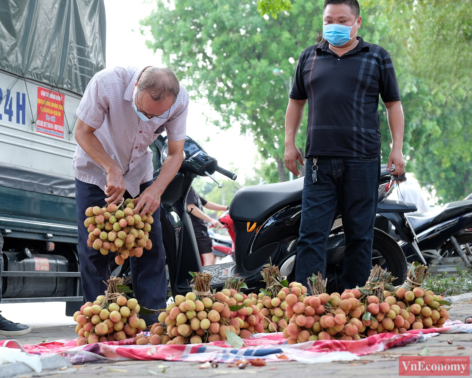 Việc thu mua, vận chuyển và bày bán vải được thực hiện theo đúng quy định chống dịch Covid-19. 