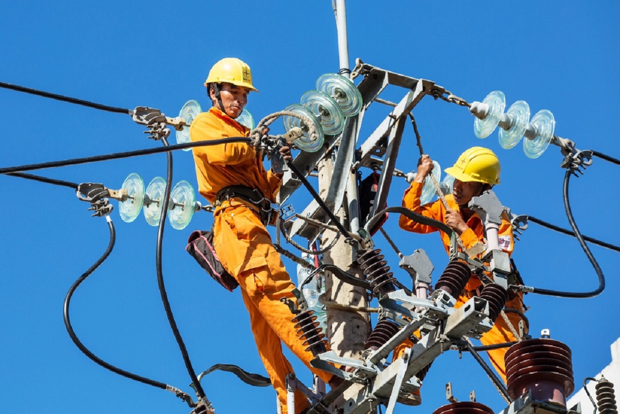 Công nhân xử lý sự cố trên lưới điện.