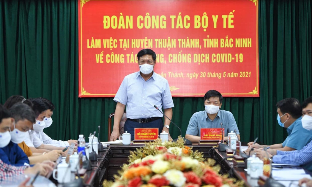 Thứ trưởng Bộ Y tế Đỗ Xuân Tuyên làm việc tại huyện Thuận Thành.