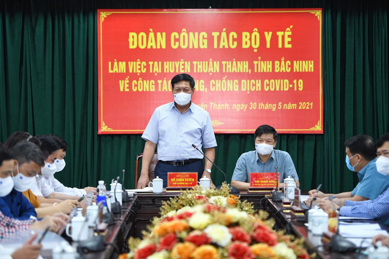 Thứ trưởng Bộ Y tế Đỗ Xuân Tuyên làm việc tại huyện Thuận Thành.