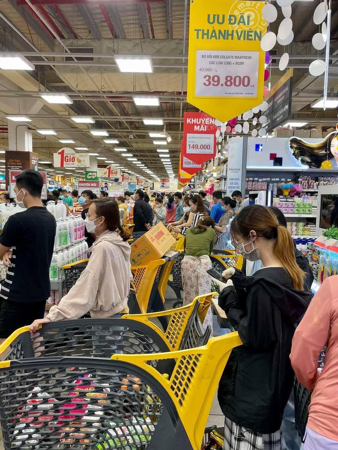 Chen chúc chờ tính tiền tại Emart Gò Vấp.