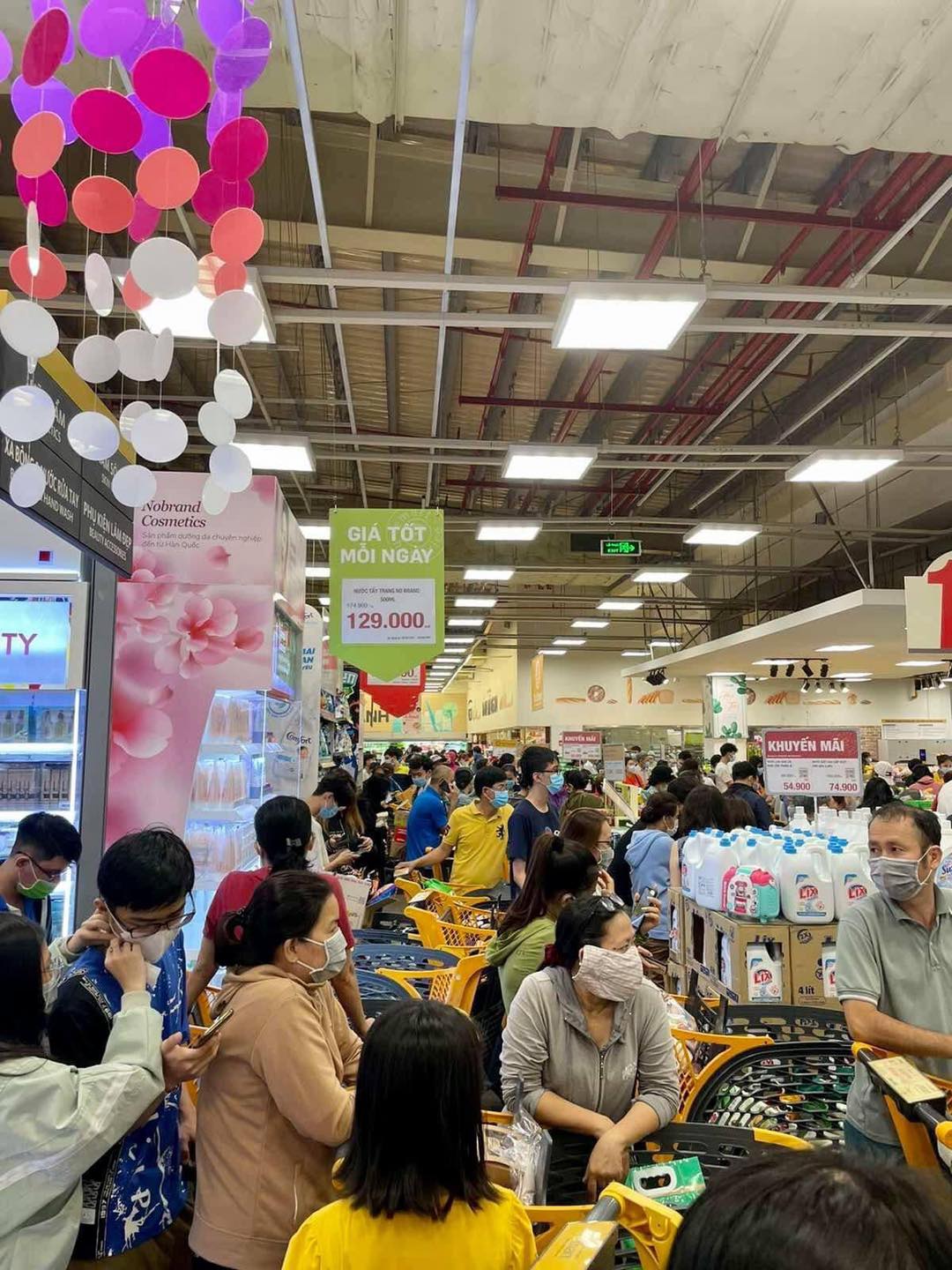 Phía trong siêu thị Emart Gò vấp, tất cả các lối đi giữa các quầy hàng gần như kín người, không còn lối đi.