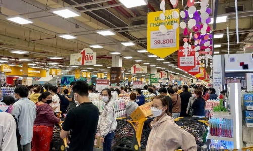 TP.HCM: Người dân đổ xô gom hàng siêu thị trước thời điểm giãn cách 