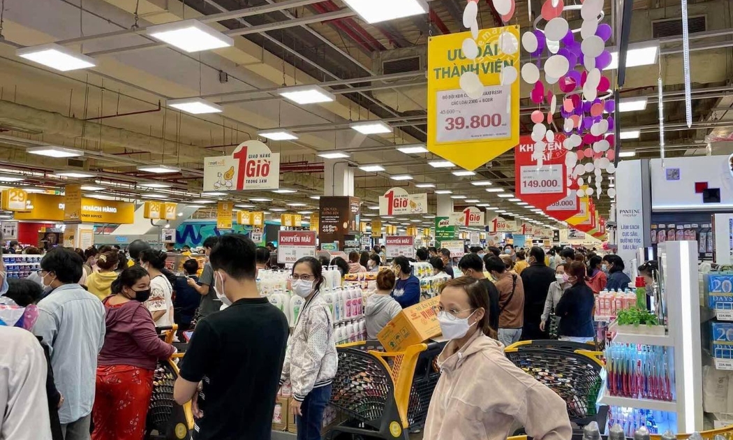 Đông người chờ thanh toán tại Emart Gò Vấp vào chiều 30/5/2021. 