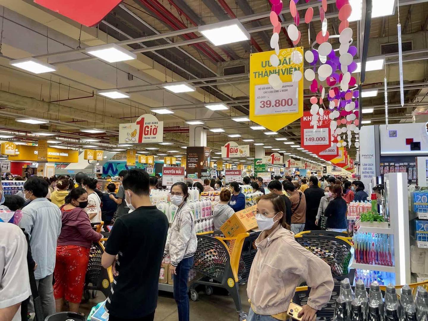 Đông người chờ thanh toán tại Emart Gò Vấp vào chiều 30/5/2021. 