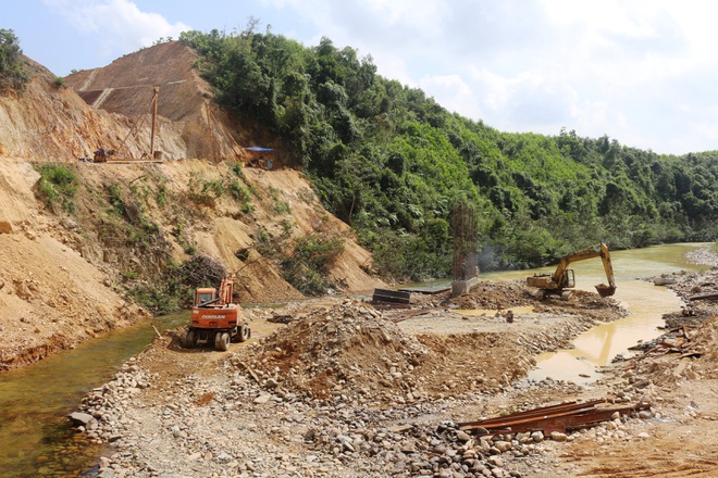 Cao tốc Cam Lộ – La Sơn đi qua khu vực rừng núi với địa chất phức tạp