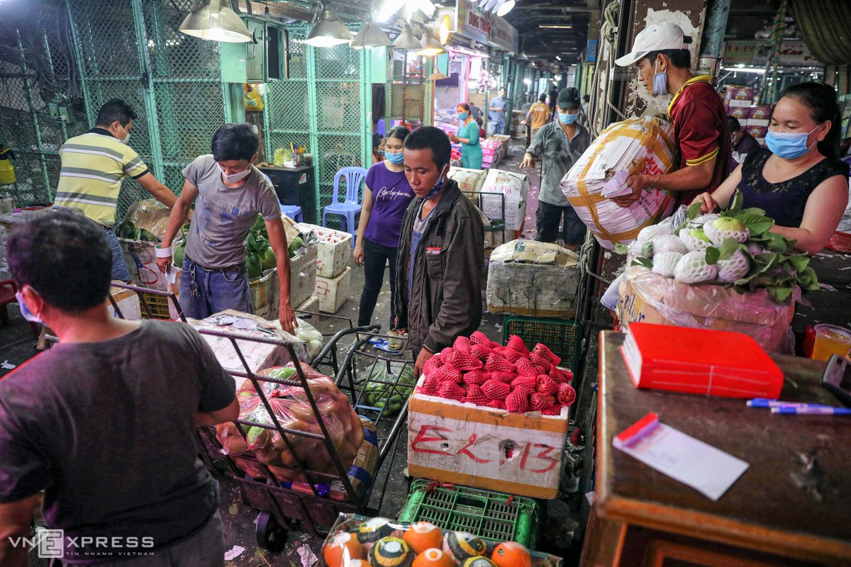 Nhiều lao động, khách đi chợ vẫn không thực hiện nguyên tắc 5K giữa mùa Covid-19.
