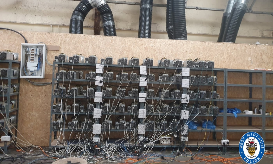 Cơ sở khai thác tiền ảo vừa được cảnh sát Anh phát hiện - Ảnh: Cảnh sát West Midlands