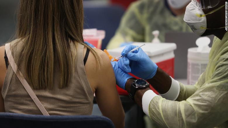 Sara Kalinicos, đến từ Peru, được tiêm vaccine Pfizer-BioNtech tại Sân bay Quốc tế Miami ngày 10/5 - Ảnh: CNN