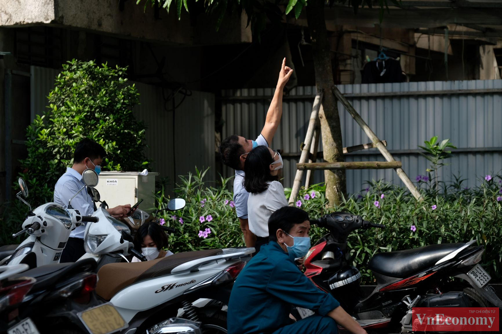 Nhiều người dân không theo dõi thông tin nên sáng nay vẫn tới đây để làm việc, liên hệ công tác. Khi nhìn thấy hàng rào cách ly được dựng lên, họ tỏ ra khá hoang mang.