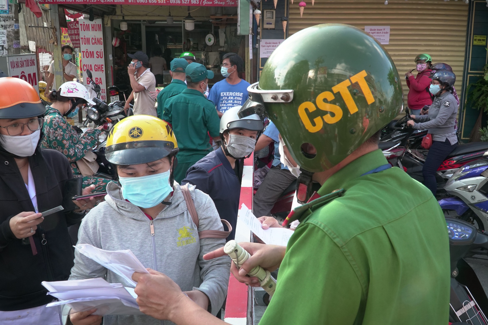 Ngoài khai báo điện tử, người dân ra vào quận Gò Vấp từ 1/6 phải xuất trình giấy tờ cá nhân để kiểm tra.