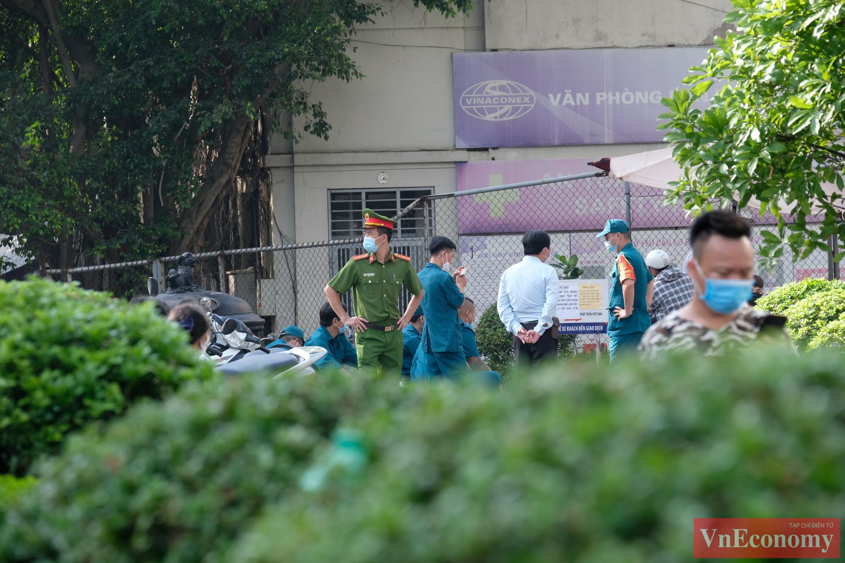 Toàn bộ cư dân trong tòa nhà được yêu cầu tạm thời ở nguyên trong nhà để phục vụ công tác truy vết. 