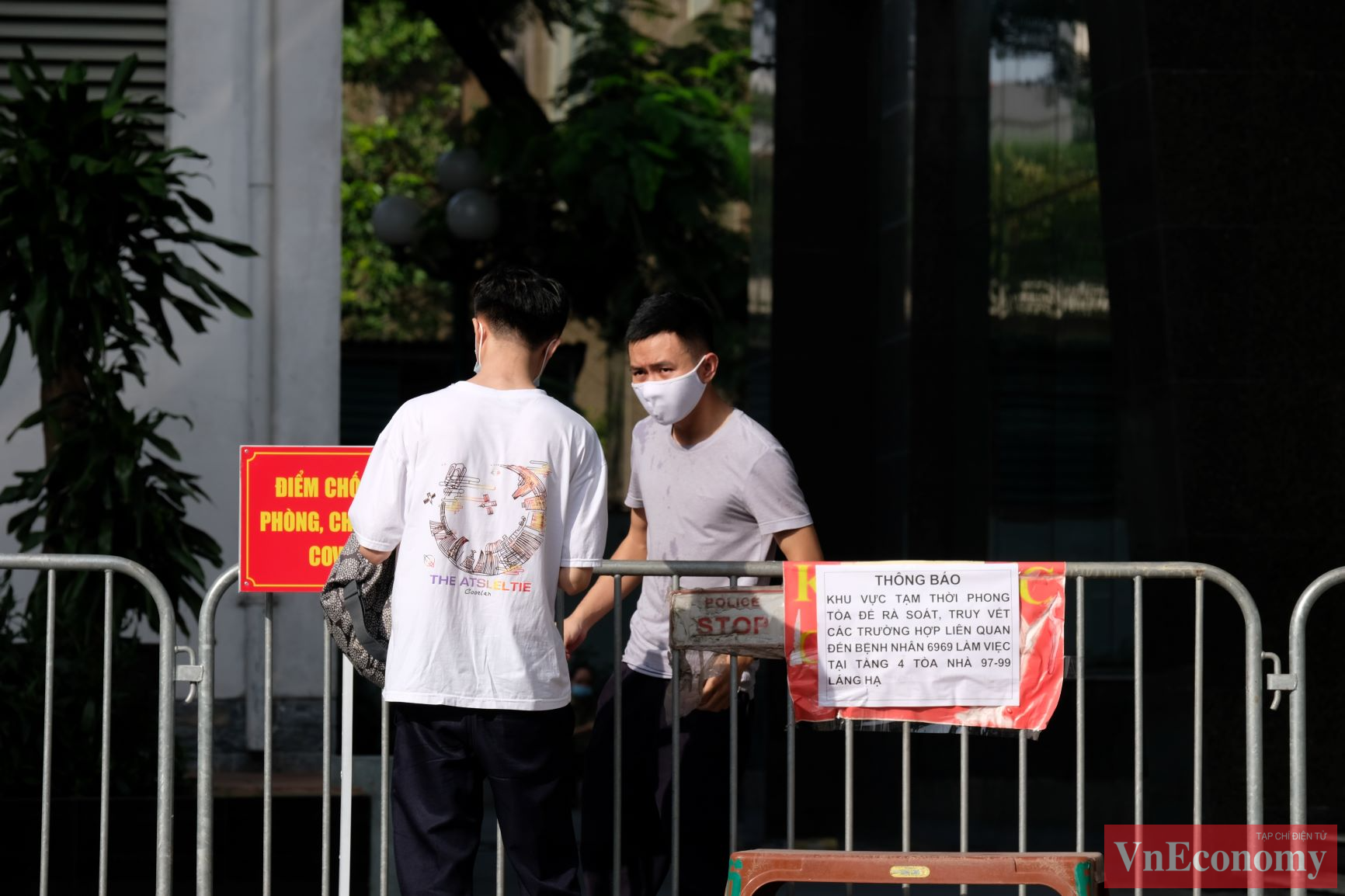 Một vài cư dân trong tòa nhà vội vã hoàn thành nốt những công việc cần thiết để yên tâm ở tại nhà phục vụ công tác truy vết, khoanh vùng.