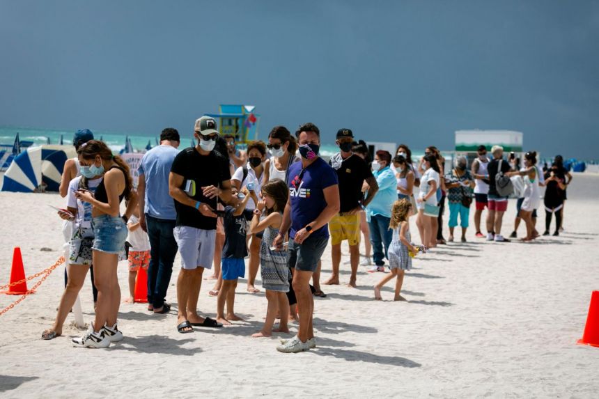 Dòng người xếp hàng chờ tiêm vaccine của Johnson & Johnson tại một điểm tiêm chủng lưu động ở South Beach, Florida, ngày 9/5 - Ảnh: AFP