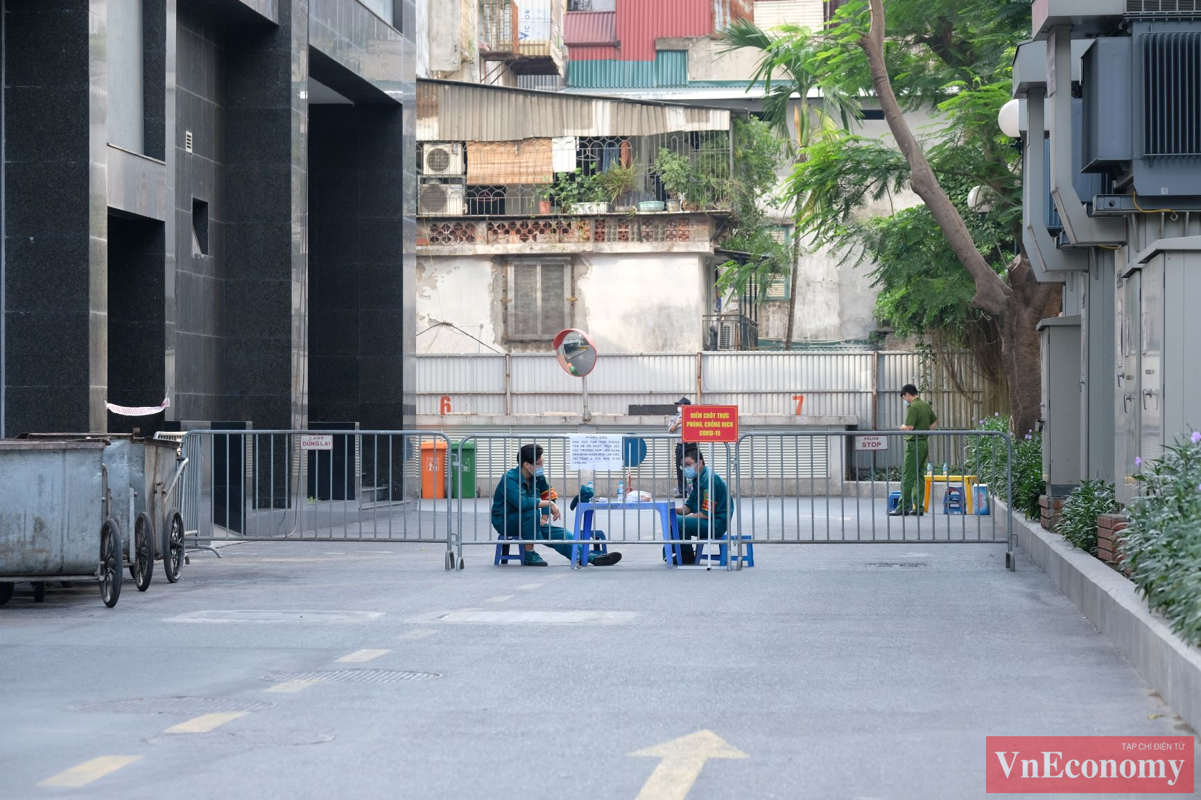 Trước mắt, quận Đống Đa quyết định phong tỏa mềm tòa nhà 97-99 phố Láng Hạ, tạm thời đóng cửa toàn bộ các cửa ra vào.