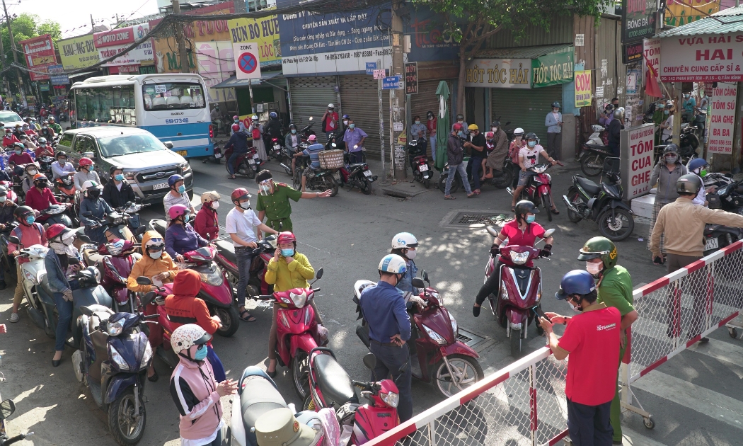 Ùn ứ giao thông tại điểm chốt chặn trên đường Phan Huy Ích (Gò Vấp) vào sáng đầu tiên thực hiện giãn cách xã hội.