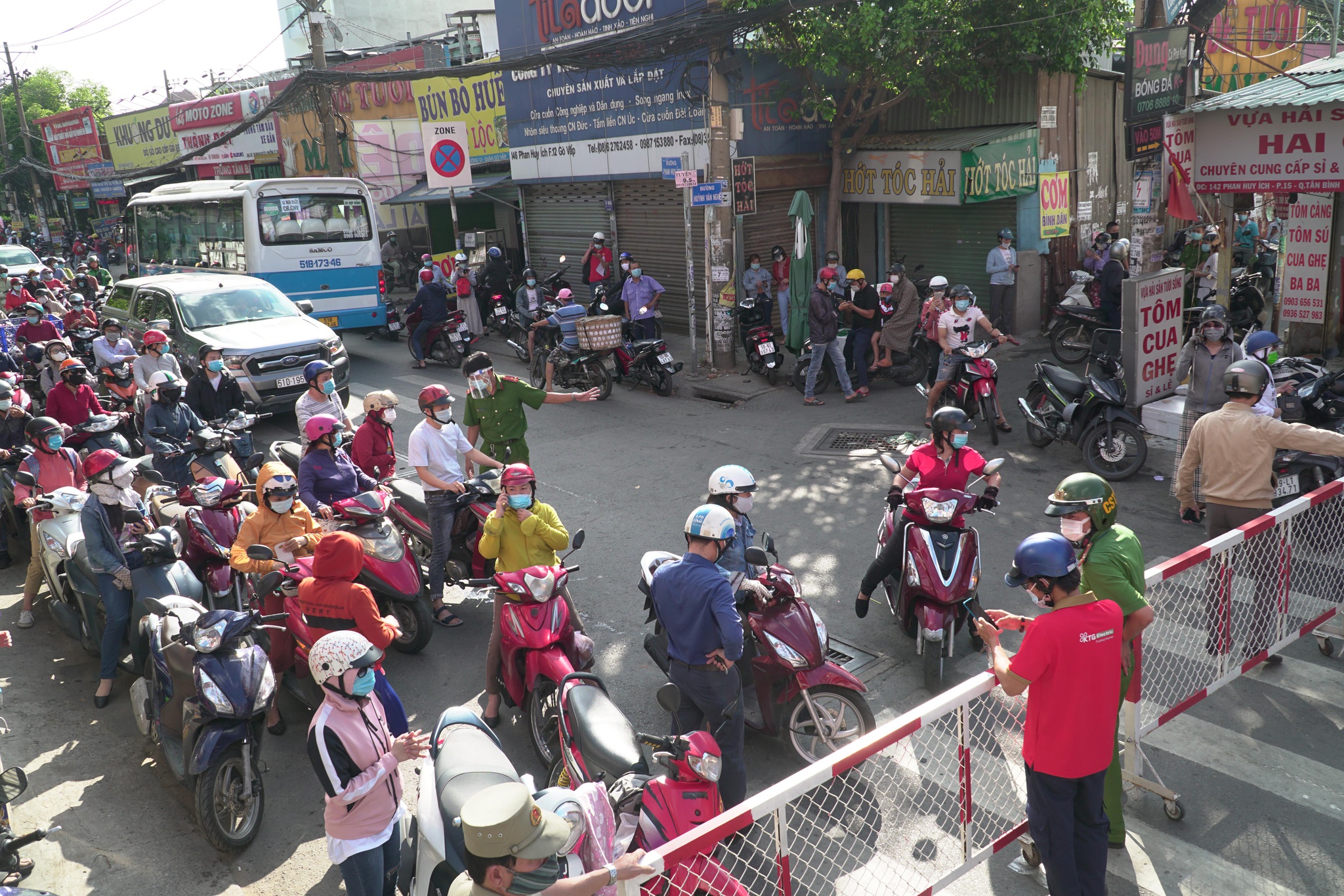 Ùn ứ giao thông tại điểm chốt chặn trên đường Phan Huy Ích (Gò Vấp) vào sáng đầu tiên thực hiện giãn cách xã hội.
