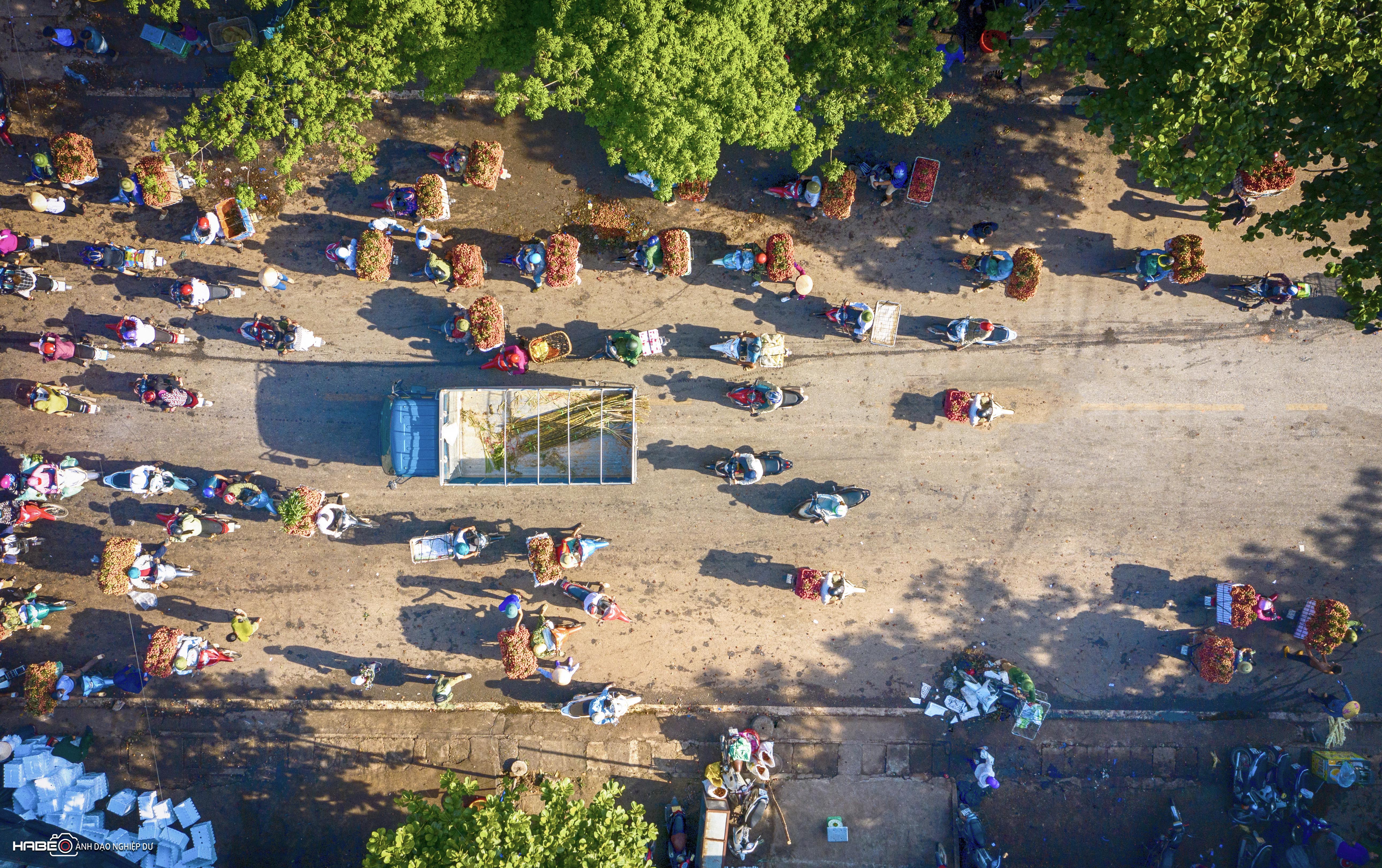 Đường phố Lục Ngạn v&agrave;o m&ugrave;a vải thiều - Ảnh: Nguyễn Mạnh H&agrave;.