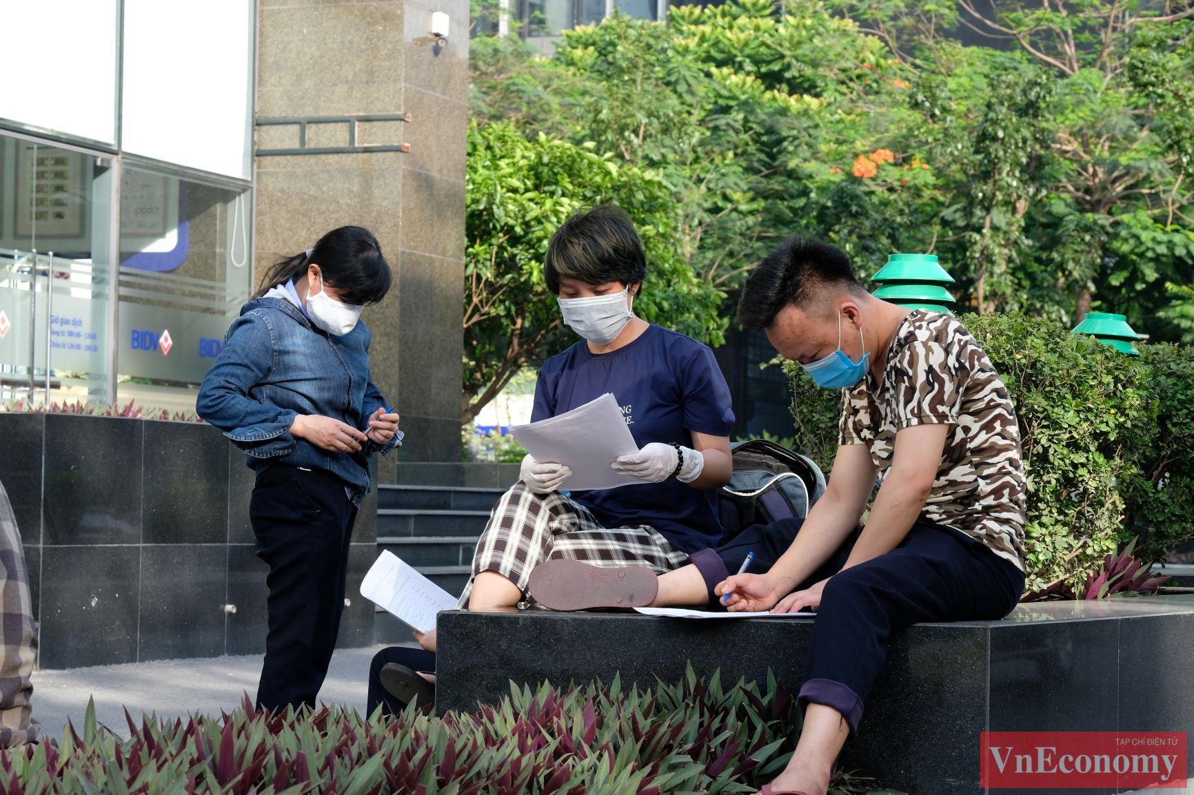 Tuy vậy, người dân rất hợp tác, nhiều người ngay lập tức ngồi tại chỗ để khai báo y tế.