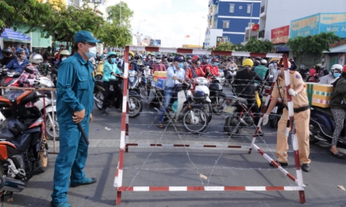 Ngày đầu giãn cách xã hội, Quận Gò Vấp tạm gỡ chốt phong tỏa Covid-19 vì giao thông ùn ứ