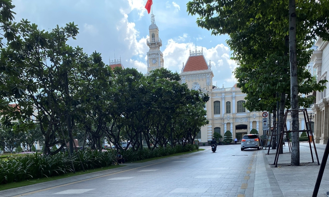 Đường phố vốn vắng vẻ càng thêm vắng khi quy định ra đường bị thắt chặt sau 18h từ ngay 26/7