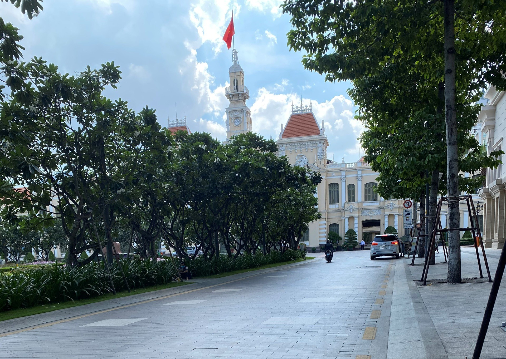 G&oacute;c đường Ủy ban nh&acirc;n d&acirc;n TP.HCM ng&agrave;y thường rất đ&ocirc;ng xe cộ đi lại, h&ocirc;m nay vắng tanh.