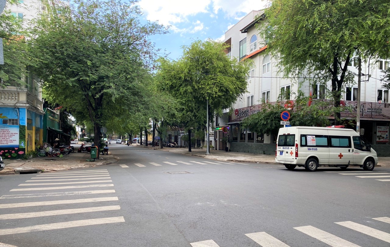 G&oacute;c ng&atilde; tư Nguyễn Văn Thủ - Ph&ugrave;ng Khắc Khoan chỉ c&oacute; duy nhất xe cứu thương.