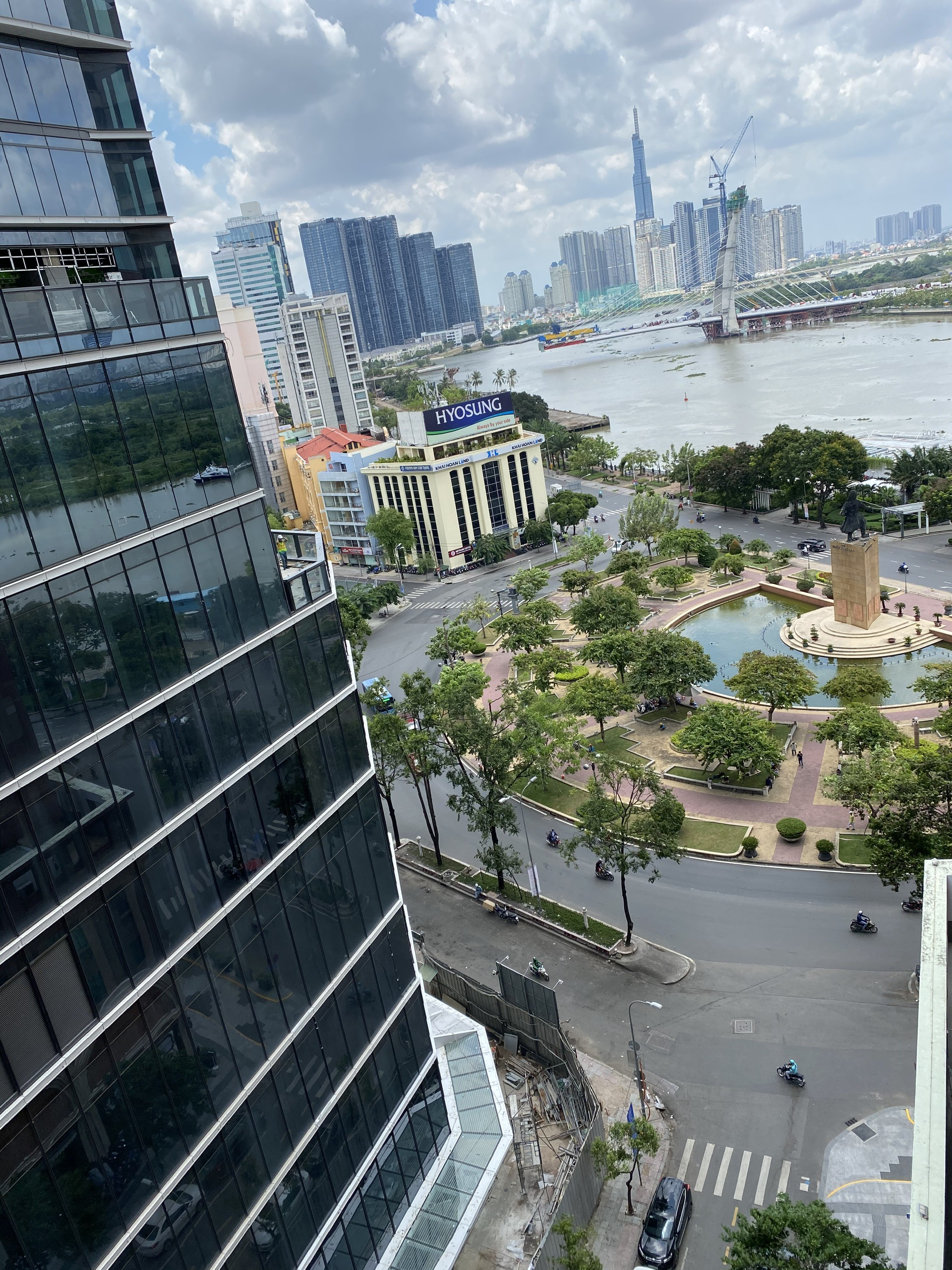 Công trường Mê Linh, vòng xoay trung tâm Quận 1, kế cận sông Sài Gòn thường kẹt xe, nay cũng vắng lặng.