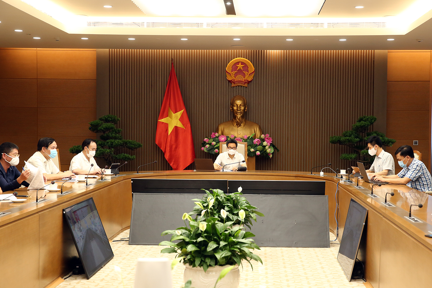 Phó Thủ tướng Vũ Đức Đam họp trực tuyến với tỉnh Bắc Giang chiều 31/5. Ảnh - VGP/Đình Nam. 