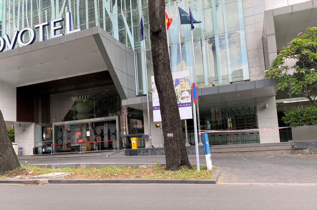 H&igrave;nh ảnh Kh&aacute;ch sạn Novotel tr&ecirc;n đường Hai B&agrave; Trưng (Q.1) thực hiện gi&atilde;n c&aacute;ch x&atilde; hội