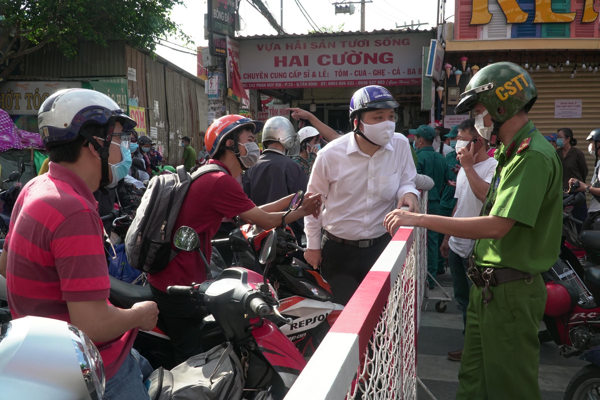 Lực lượng c&ocirc;ng an l&agrave;m nhiệm vụ tại c&aacute;c điểm chốt chặn.
