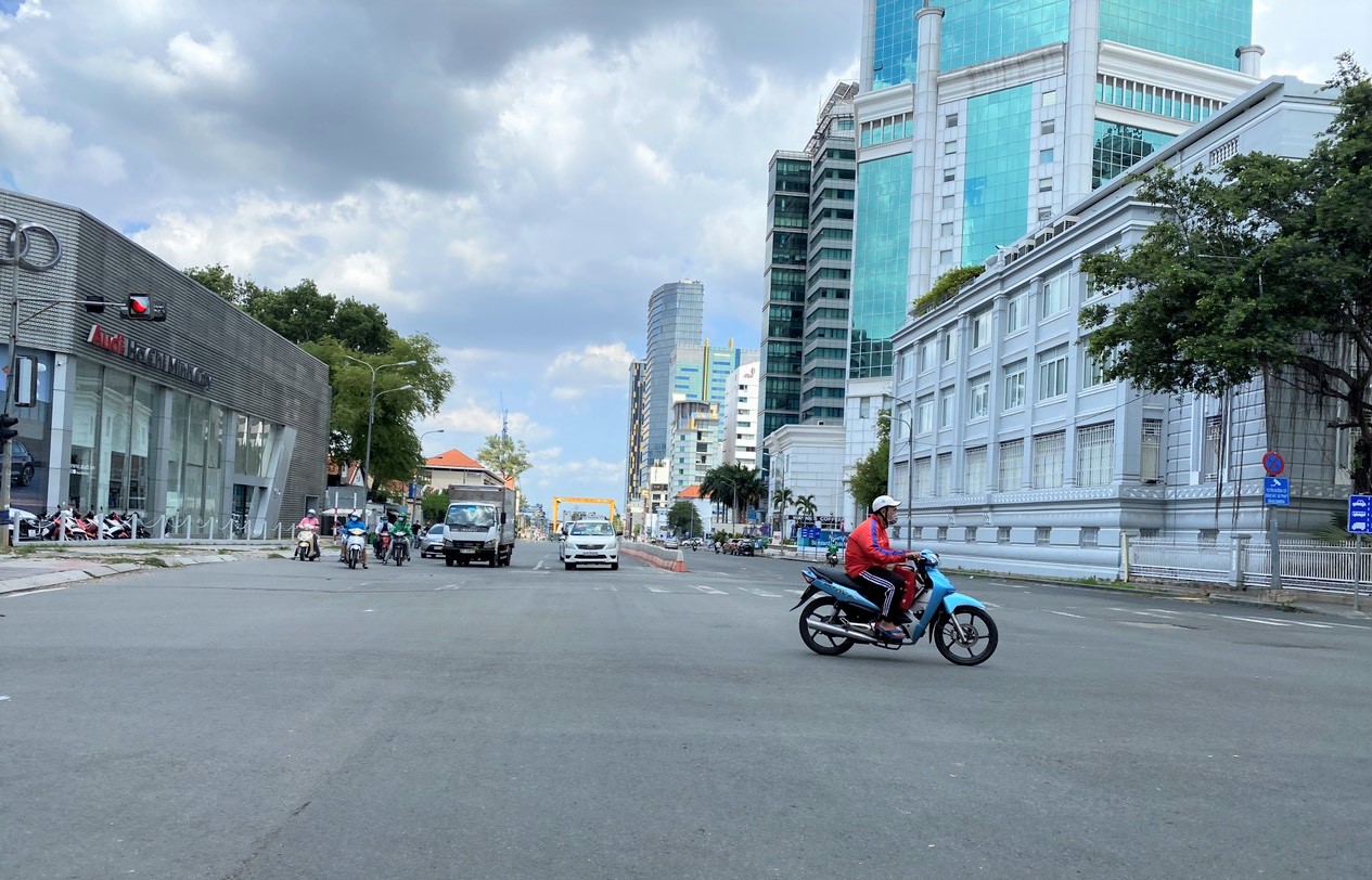 Một góc đường Tôn Đức Thắng (Q.1) mọi ngày xe cộ chật cứng, bất kể giờ giấc.