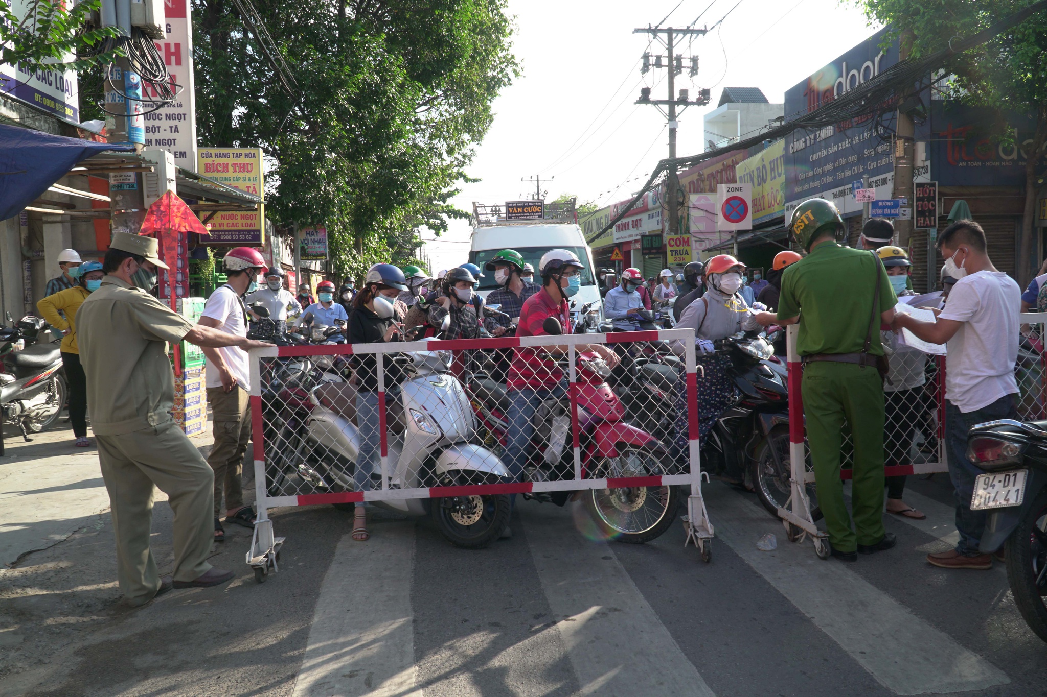 Nhiều người d&acirc;n vẫn kh&ocirc;ng hay biết, vẫn di chuyển tới c&aacute;c điểm chốt chặn ở G&ograve; Vấp g&acirc;y &ugrave;n ứ giao th&ocirc;ng.