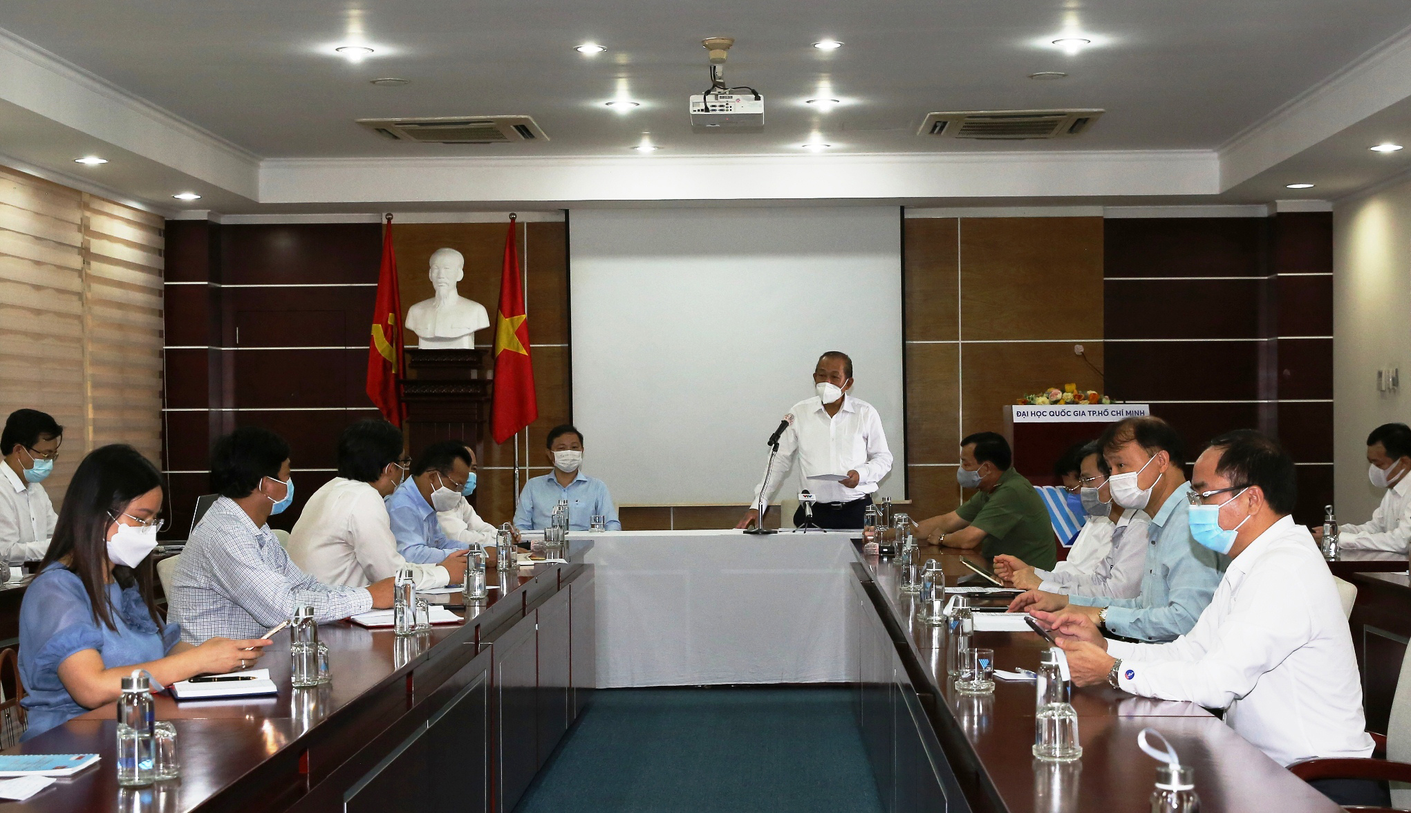 Phó Thủ tướng Thường trực Trương Hòa Bình cùng các thành viên trong đoàn họp với lãnh đạo Đại học Quốc gia Tp.HCM - Ảnh: VGP