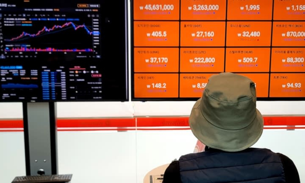 Một nhà đầu tư theo dõi bảng giá tiền ảo tại một sàn giao dịch ở Seoul - Ảnh: Nikkei.