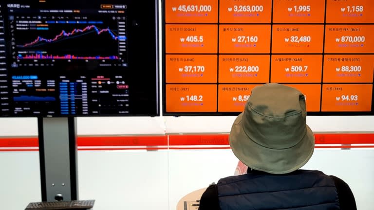 Một nhà đầu tư theo dõi bảng giá tiền ảo tại một sàn giao dịch ở Seoul - Ảnh: Nikkei.