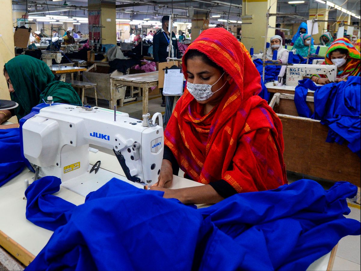 Bangladesh cần chuyển trọng tâm xuất khẩu từ hàng dệt may sang những mặt hàng xuất khẩu giá trị cao hơn - Ảnh: Bloomberg
