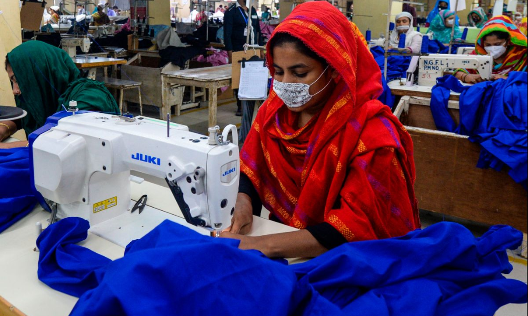 Bangladesh cần chuyển trọng tâm xuất khẩu từ hàng dệt may sang những mặt hàng xuất khẩu giá trị cao hơn - Ảnh: Bloomberg