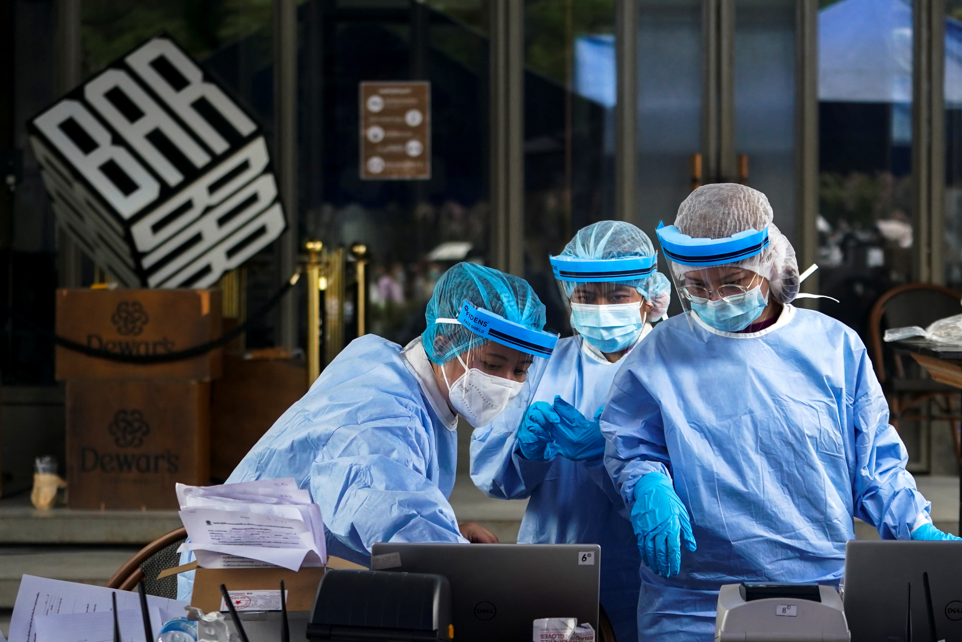 Thái Lan đang trải qua đợt bùng phát Covi-19 tồi tệ nhất từ trước đến nay - Ảnh: Reuters.