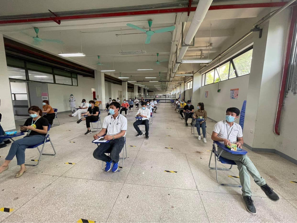 C&ocirc;ng nh&acirc;n Khu c&ocirc;ng nghi&ecirc;̣p Qu&ecirc;́ Võ (TP. Bắc Ninh) chờ đến lượt ti&ecirc;m vaccine. Ảnh - Tuấn Dũng.&nbsp;