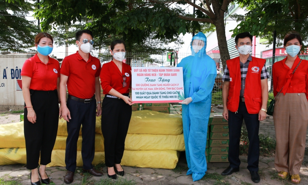Đại diện Quỹ hành trình Xanh trao tặng 500 giường phục vụ công tác phòng chống dịch tại Bắc Giang.