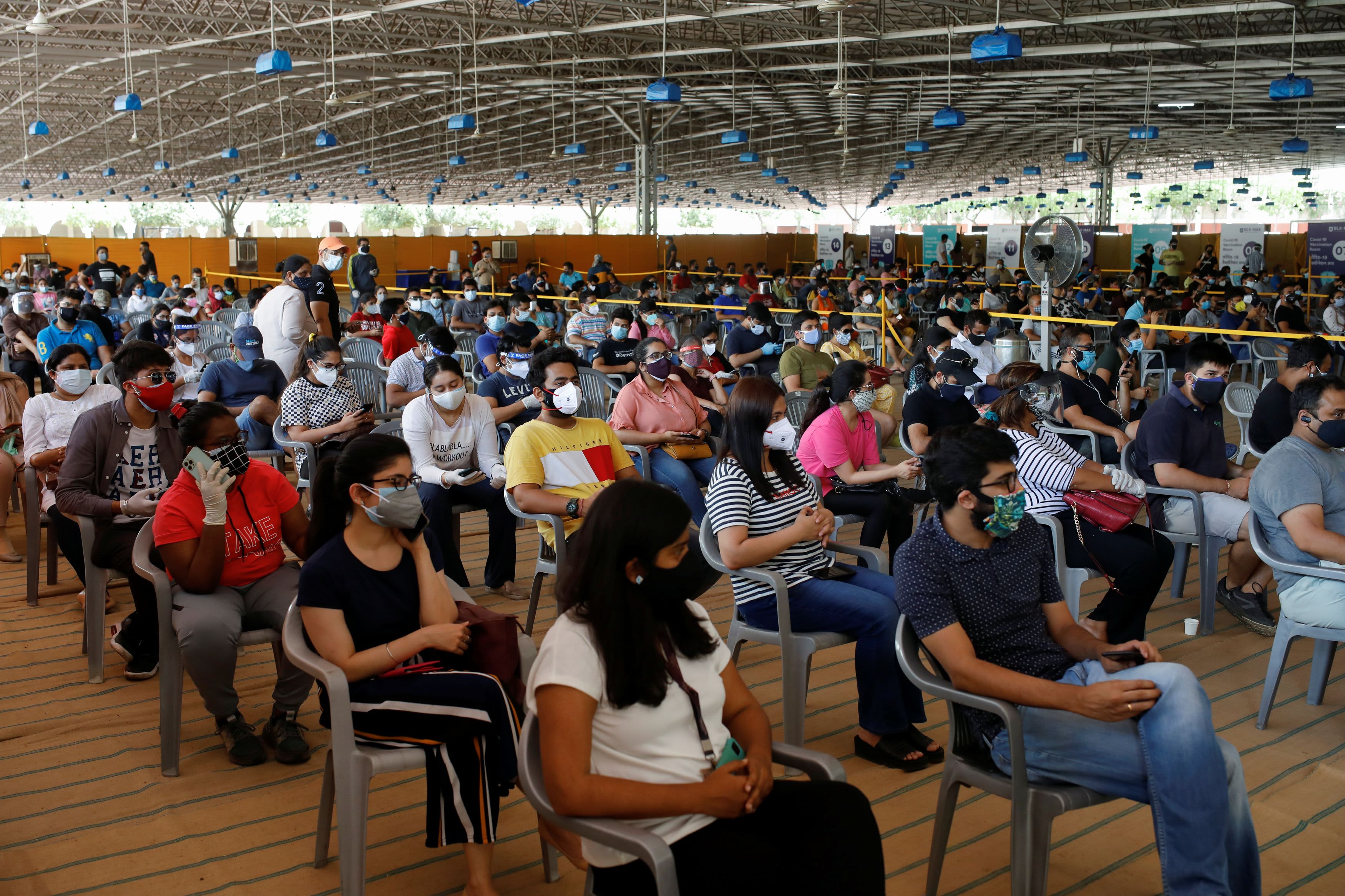 Những dân xếp hàng chờ tiêm vaccine Covid-19 COVISHIELD do Viện Serum Ấn Độ sản xuất tại New Delhi, Ấn Độ, ngày 4/5 - Ảnh: Reuters