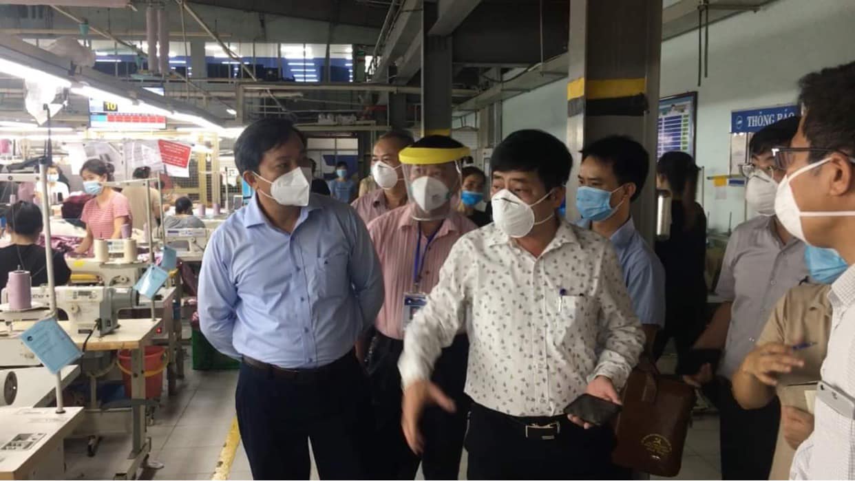 Ông Dương Chí Nam, Phó Cục trưởng Cục Quản lý môi trường y tế   làm việc với các nhà máy trong Khu công nghiệp ở Bắc Giang.